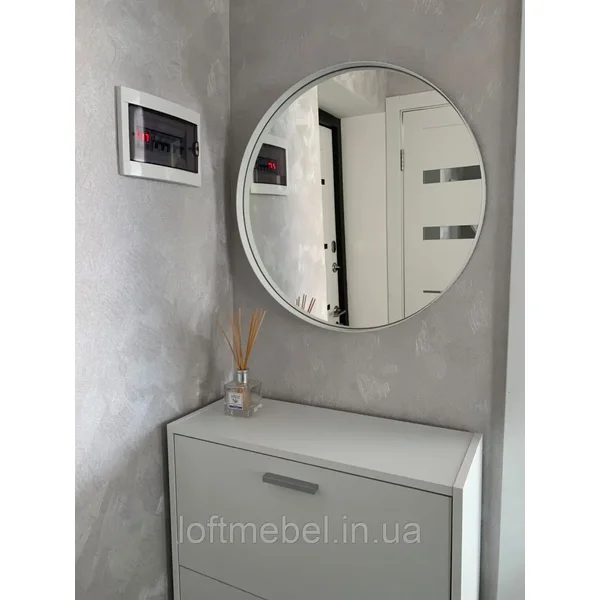 Кругле дзеркало в білій тонкій металевій рамі вологостійке